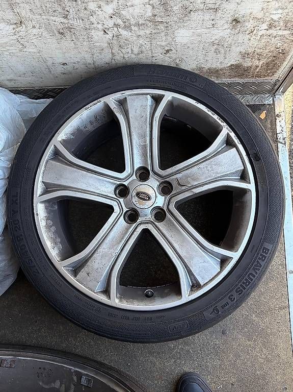 Pneumatici & Ruote complete: Range Rover Felgen 20" Top Angebot – Usato da Bützberg venduto da Imperial-Cars