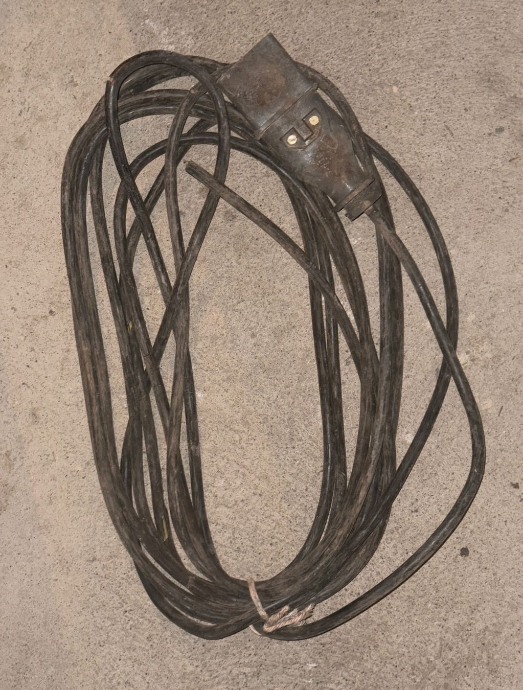 Cavi: Vintage Industrial Extension Cable - Heavy Duty, Durable – Usato da Müllheim Dorf venduto da kry_q6kn