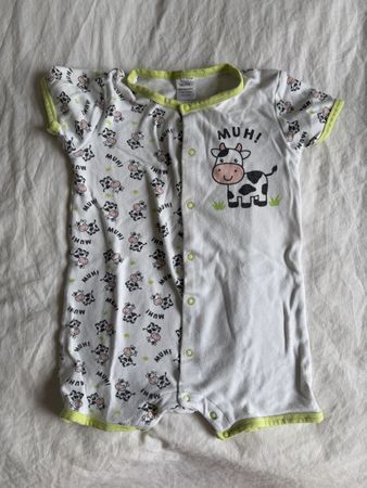 Kurzarmbody mit Muh-Kuh-Sujet 86/92