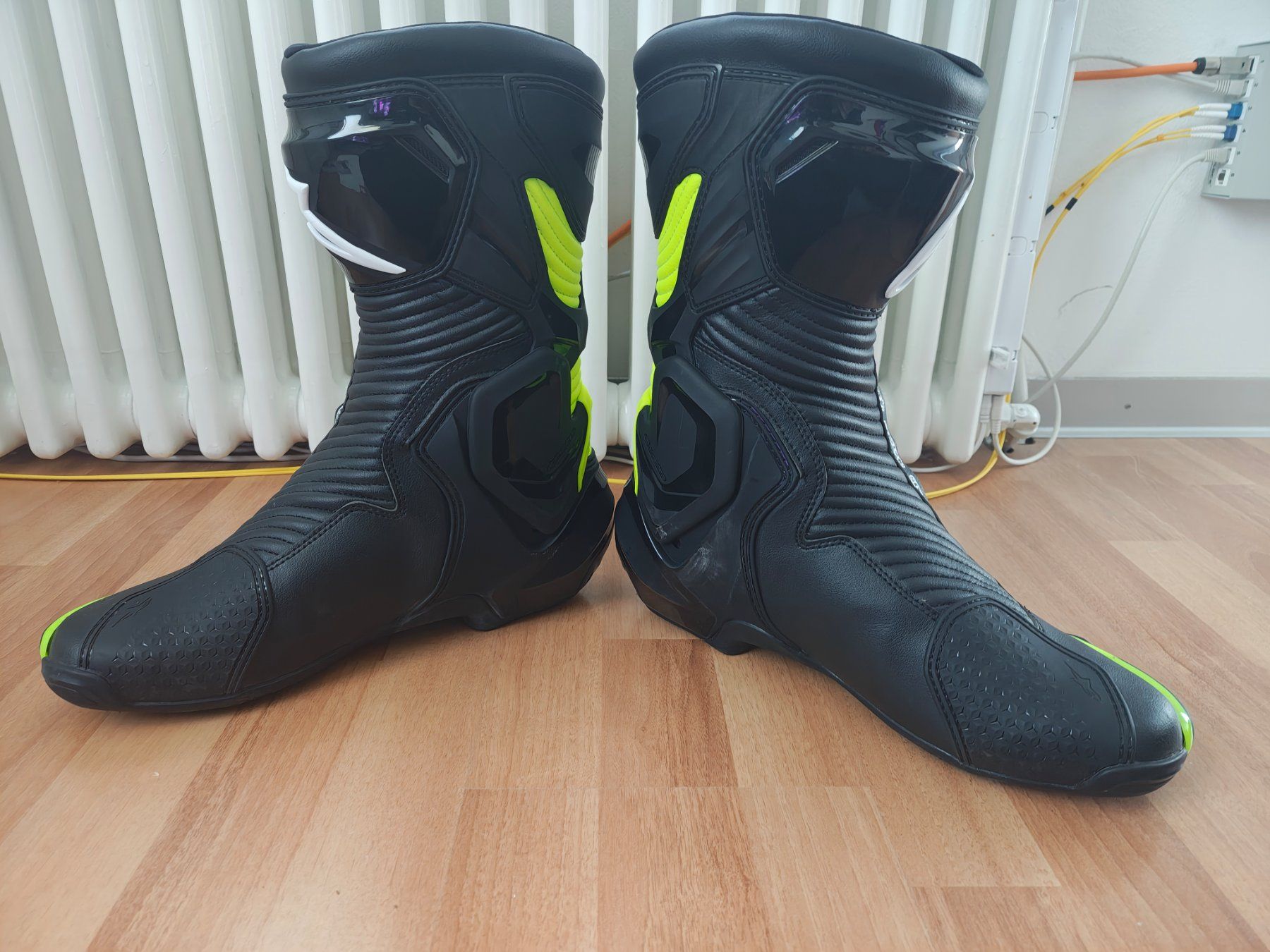 Alpinestars Herrenschuhe: Alpinestars SMX PLUS v2 Gr. 45 NEUWERTIG – Gebraucht aus Zufikon von Error 4