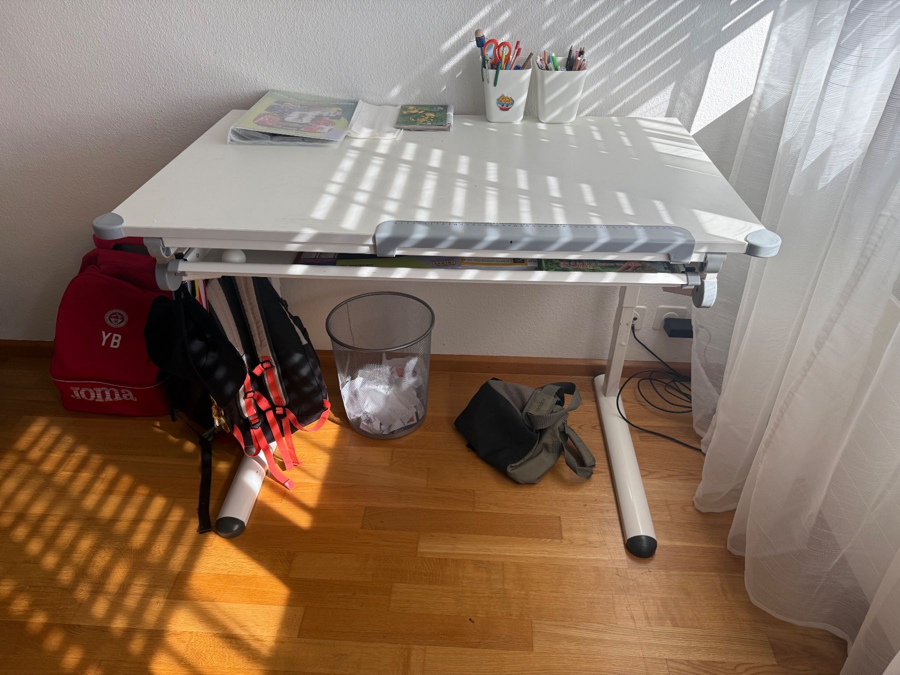 Ikea Scrivanie: Bureau enfant réglable blanc IKEA – Usato da Allschwil venduto da Uhrmach4057