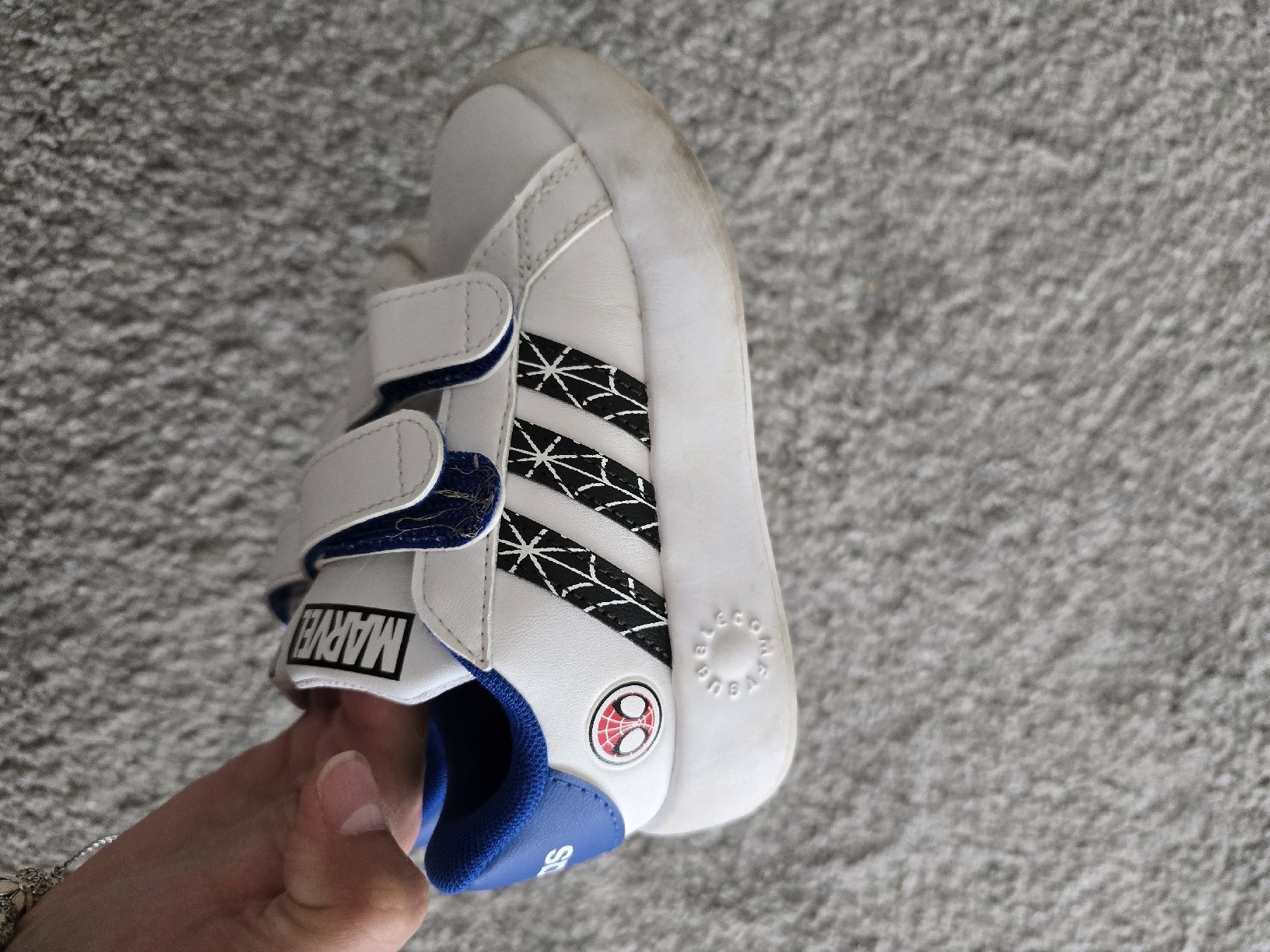 Adidas Scarpe per ragazzi: Kinder Turnschuhe Adidas Marvel Grösse 26 weiss  – Usato da Dietikon venduto da Kaska2020 4