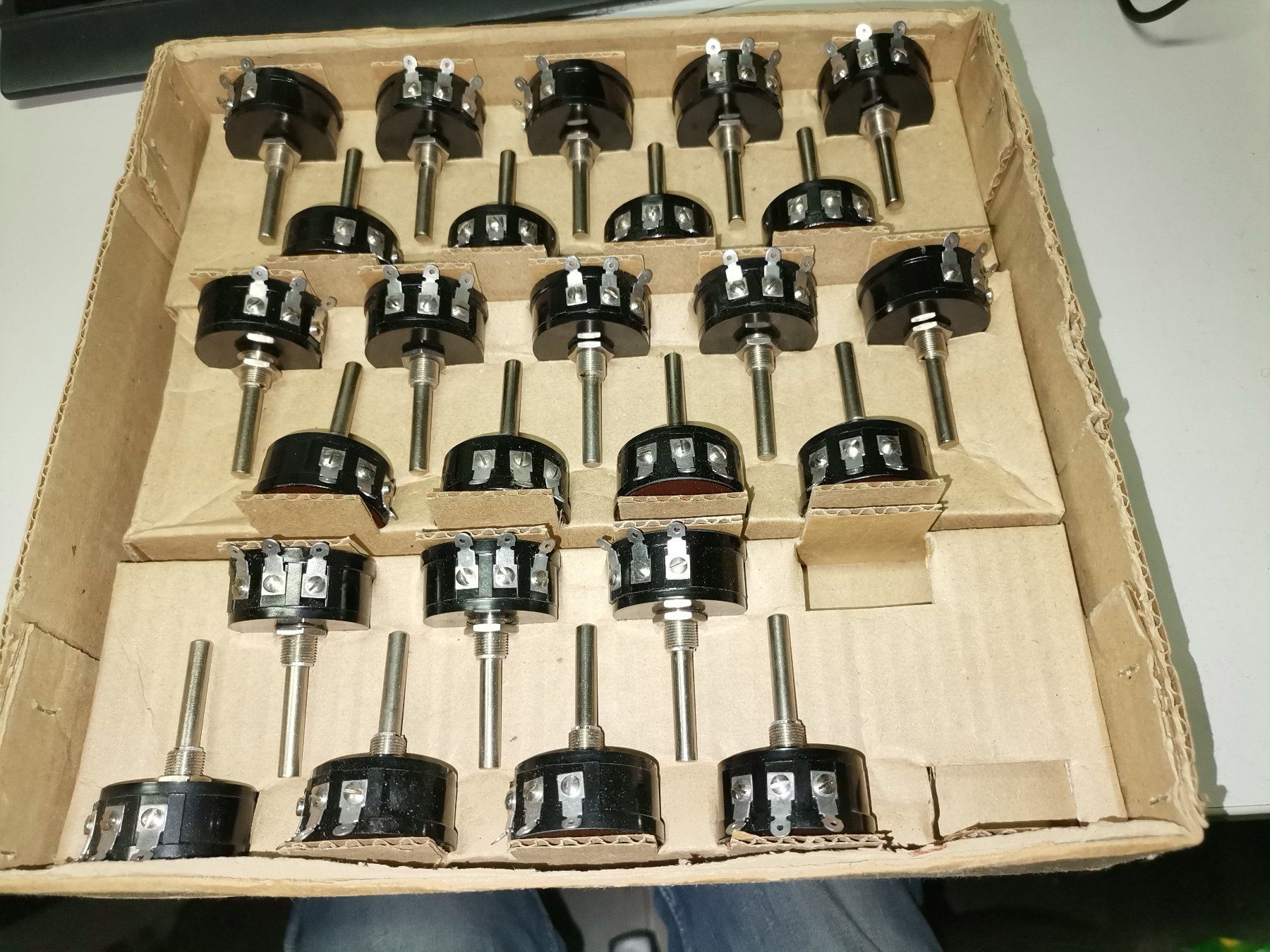 Composants électroniques: Potentiometer Wirewound 2k – Neuf avec emballage d'origine à Kleindöttingen par Katze99 2