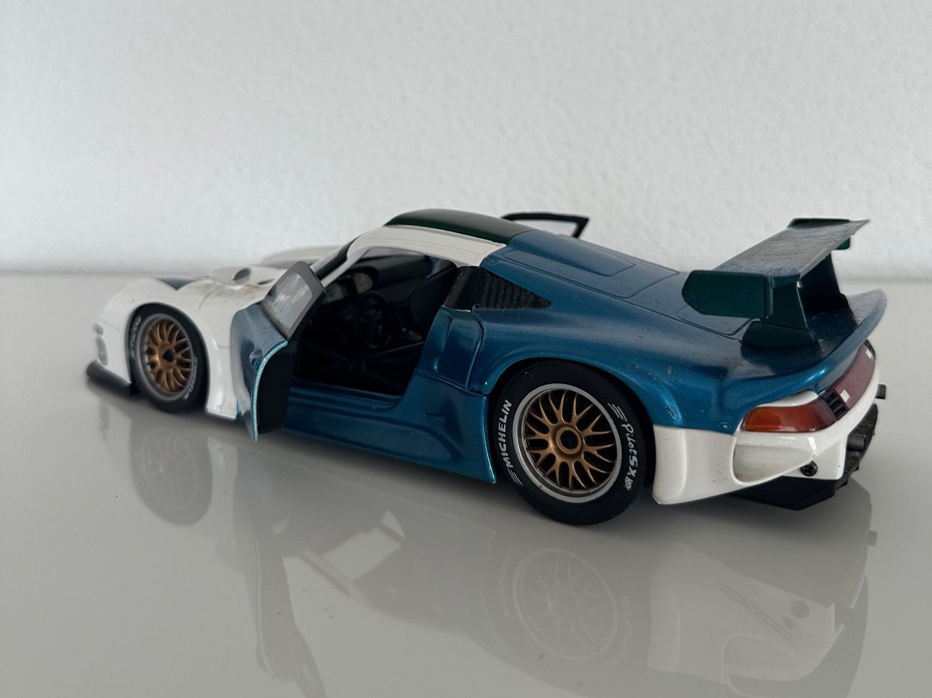 UT Models Modellautos: Porsche 911 GT1 1:18 UT Models – Gebraucht aus Muri AG von gae_kz9y 5