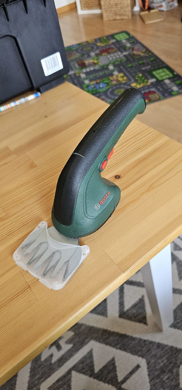 Bosch Tutti gli attrezzi: Bosch Isio Akku-Gartenschere – Usato da Beckenried venduto da san_27bd