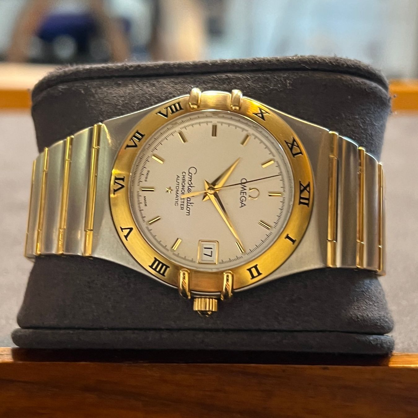 Omega Montres: FLASH SALE Omega Constellation Automatic Date Gold Bezel 120 – D'occasion à Carouge GE par Watchaser 6