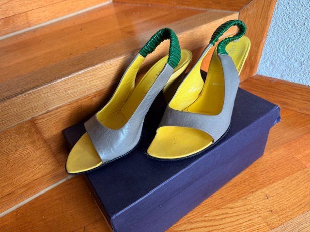 Prada Scarpe da donna: Exquisite Prada Sandalen Gelb/grau Gr. 39 – Usato da Brütten venduto da Style-Snob 3