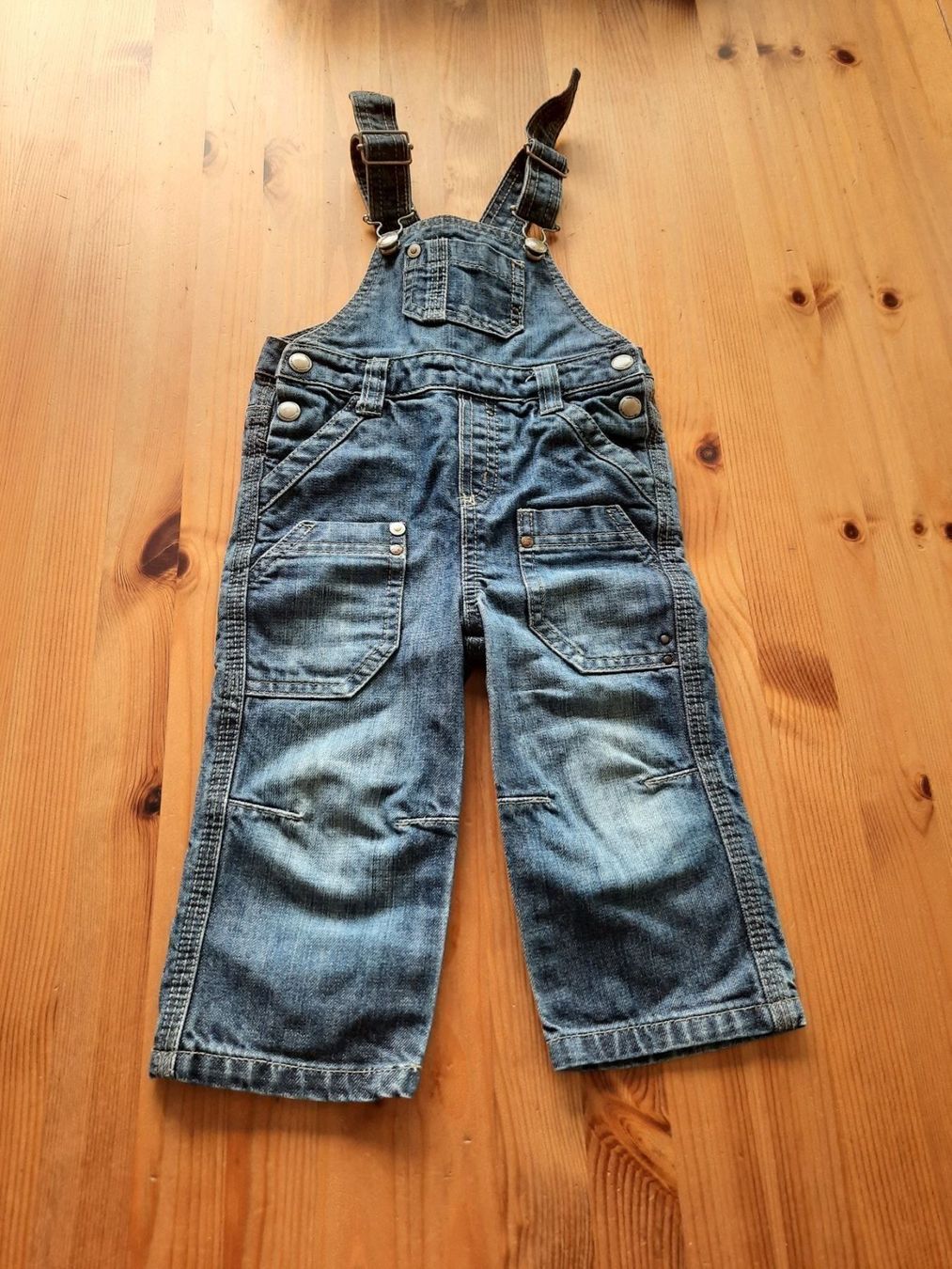 Pantaloni: Kidkanai Latzhose Grösse 81 – Usato da Aesch BL venduto da ChezToKa