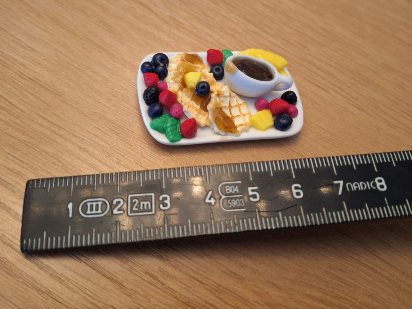 Case e mobili per bambole: Handmade Waffeln mit Beeren Teller – Nuovo (secondo la descrizione) da Zürich venduto da HandmadeTinyFood 1