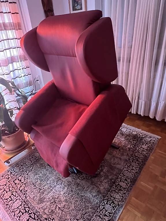 Poltrone: Poltrona alzapersone con rotelle . – Usato da Massagno venduto da lin_f6l5