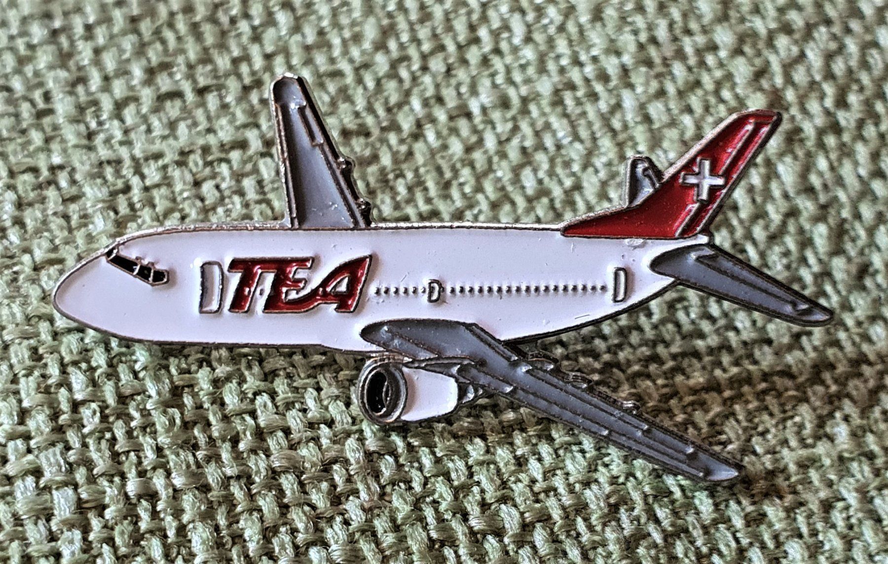 Placchette & Badge: F517 - Pin Flugzeug TEA Schweiz – Usato da Reinach BL venduto da Boston-Verkauf