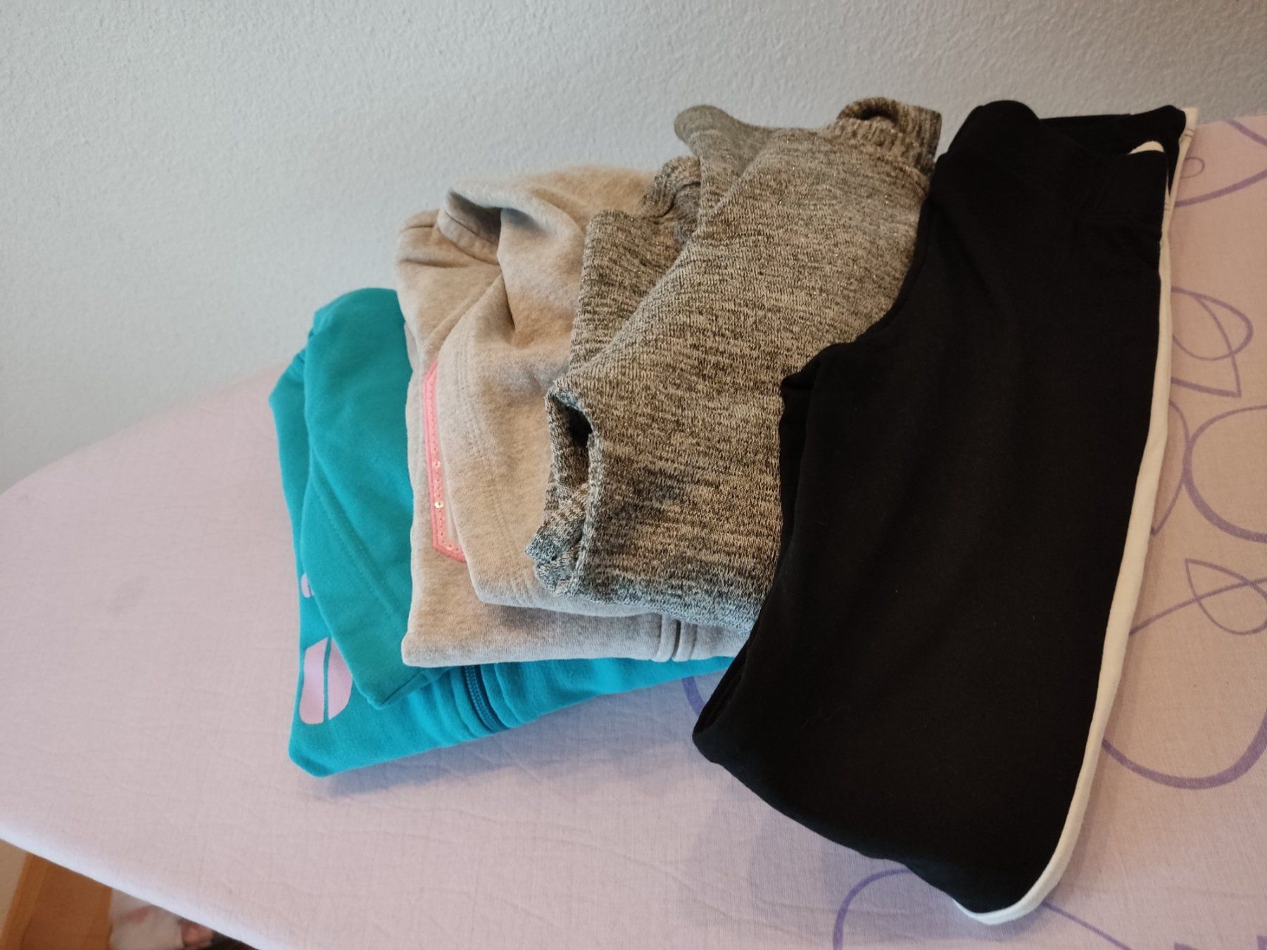 Lotti & Set di vestiti: Kleiderpaket, Gr. 134 – Usato da Stalden (Sarnen) venduto da minusch015