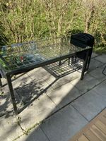 Glastisch und 6 Klappstühle