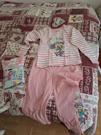 2 Schlumpfine Pyjama Gr. 134/140, 2 Badetücher , 1Plüschlama