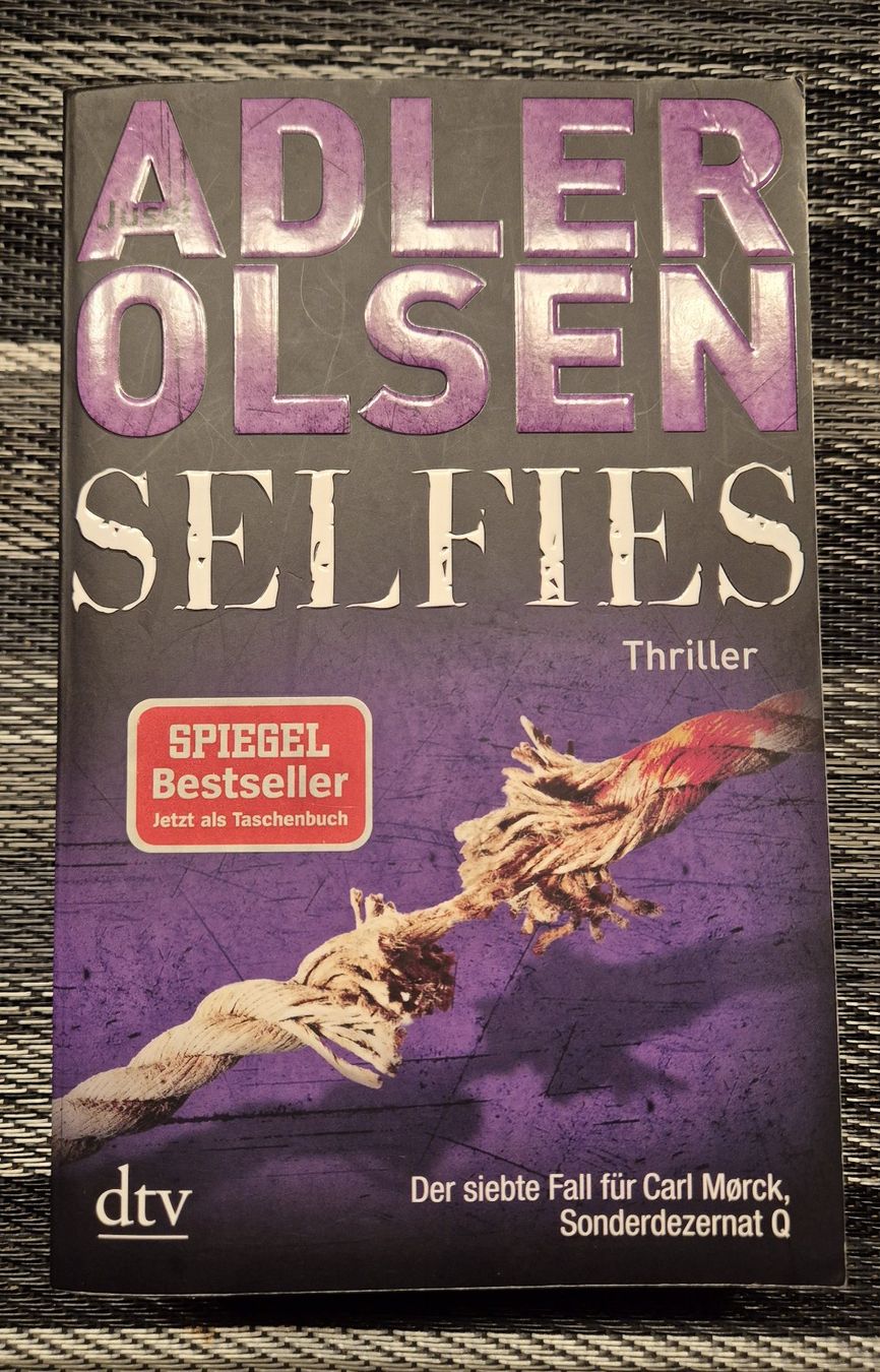 Bücher: Jussi Adler Olsen: "Selfies" – Gebraucht aus Rüttenen von Mushorn