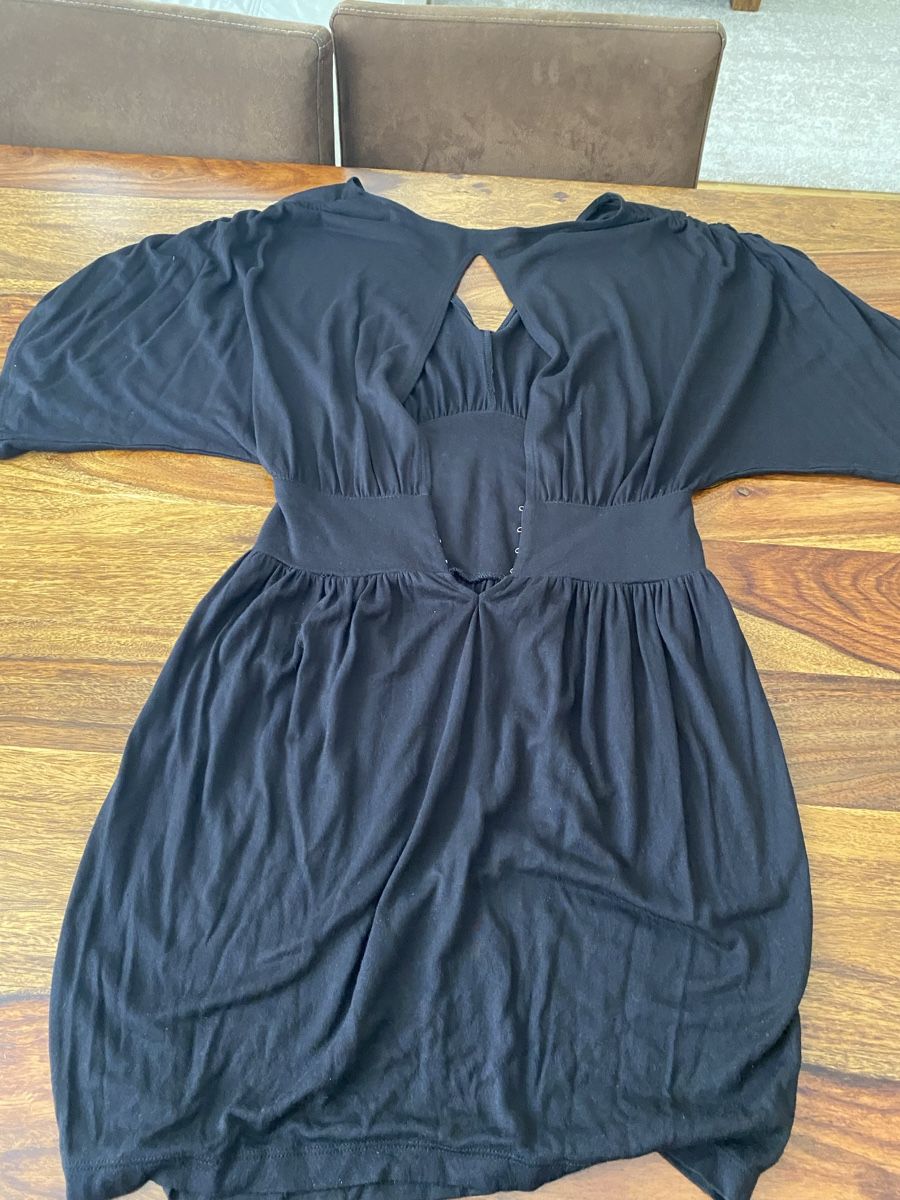 Guess Kleider: Schwarzes Guess Kleid mit Nieten Gr. S – Gebraucht aus Zürich von Nutla 4