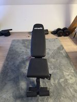 Hantelbank und Gewichte 