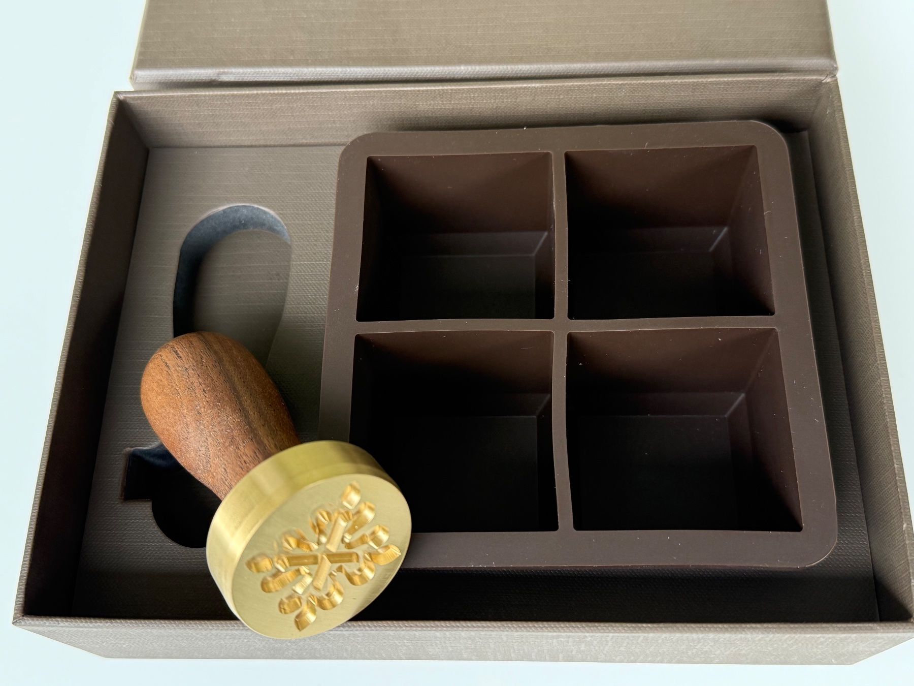 Patek Philippe Uhren: Rare Patek Philippe Ice Cube Tray & Branding Stamp Set – Neu (gemäss Beschreibung) aus Luzern von Cabriolet 5
