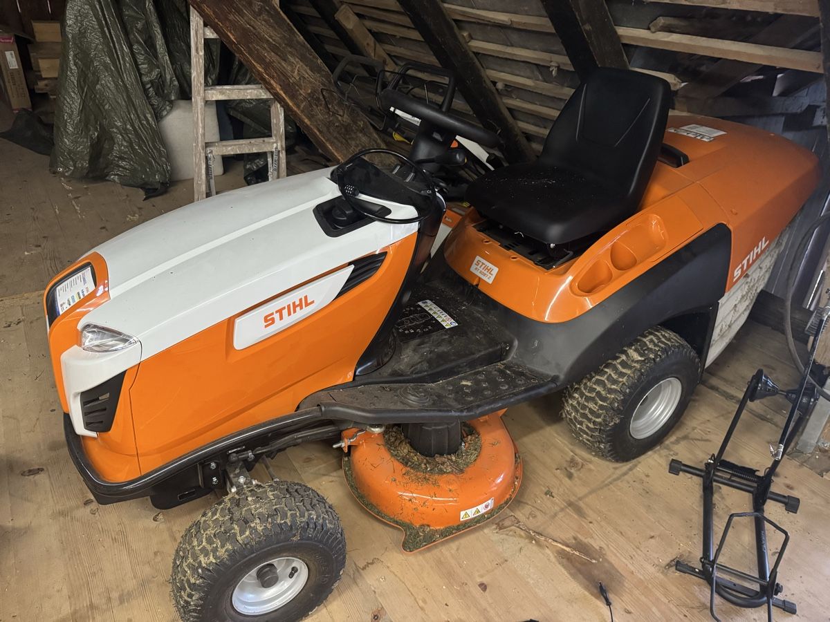 Stihl Tagliaerba: Stihl aufsitzmäher RT 5097. Z – Usato da Huttwil venduto da BurkhalterMalerei