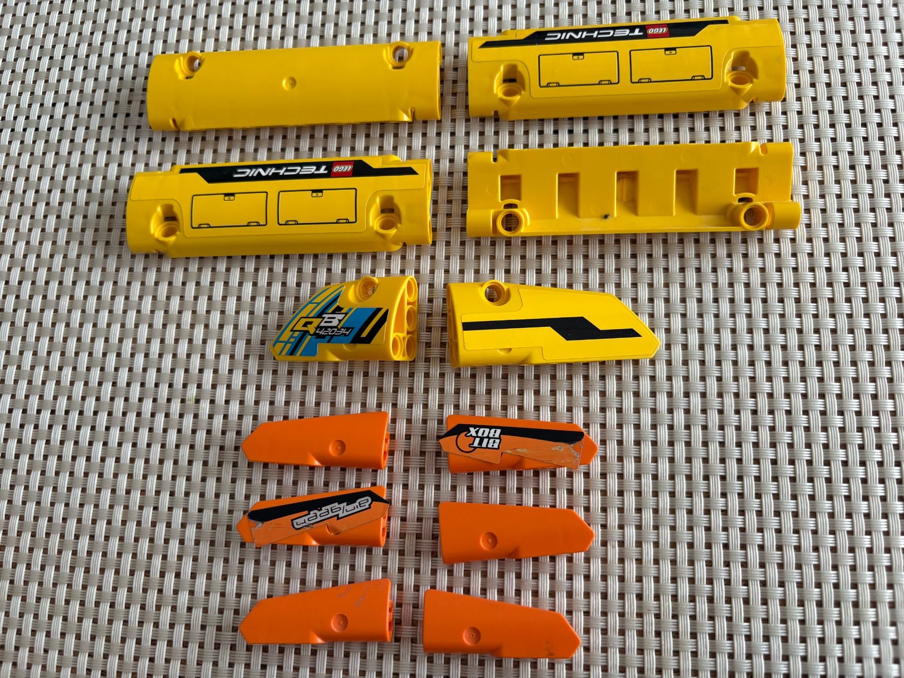 Lego Kit di costruzioni: Lego Technik gelbe Panel Panele Verschalung Spoiler LotX – Usato da Buochs venduto da Techtelmechtel