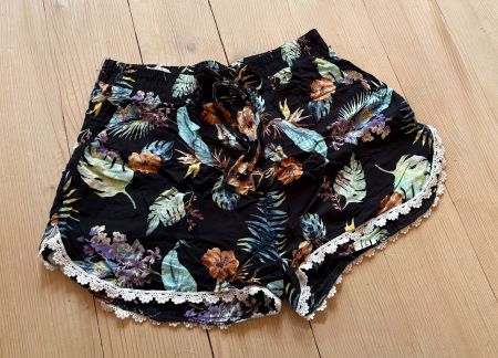 Kurze Hose/Hotpants weit,Blumen/weisse Häkel-Borte,Gr.XL/XXL
