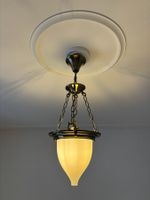 Pendelleuchte mit Opalglas-Schirm und Kettenaufhängung