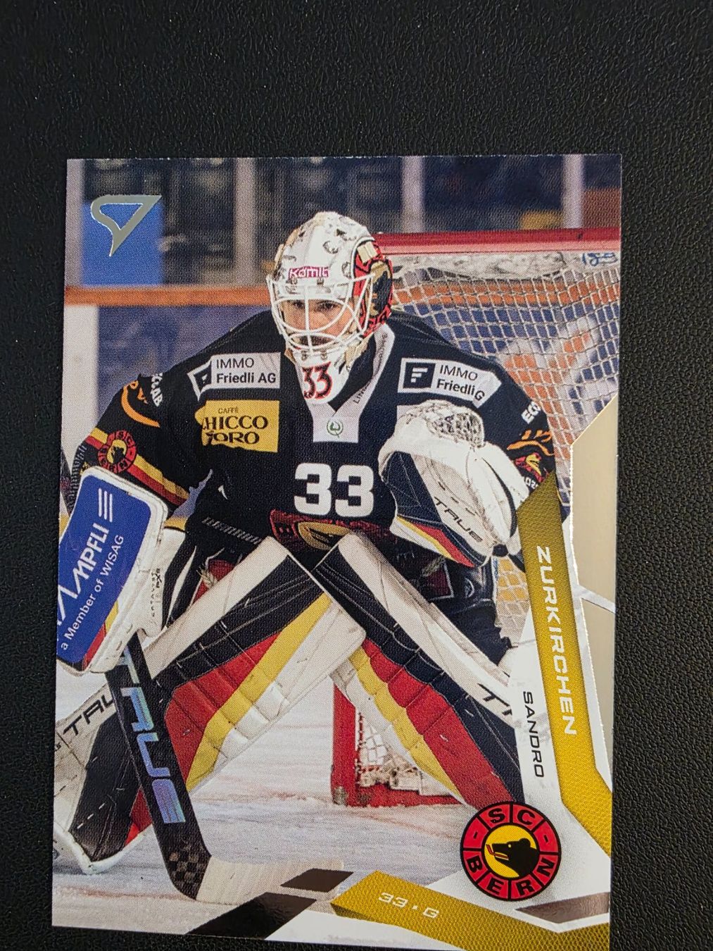 Sportzoo Carte collezionabili: 2025/26 SCB Bern Sandro Zurkirchen Base - Series 2 – Usato da Bauma venduto da Yotanke
