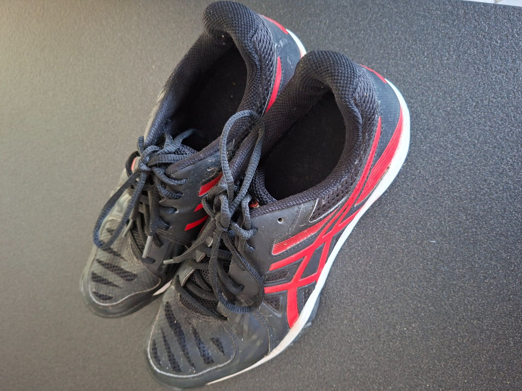 Asics Herrenschuhe: Asics Hallenschuhe Gr. 46 – Gebraucht aus Bäriswil BE von Rezz