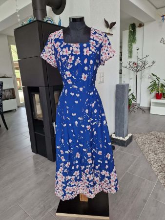 Schönes Kleid mit Blumen in Blau/Rosa NEU