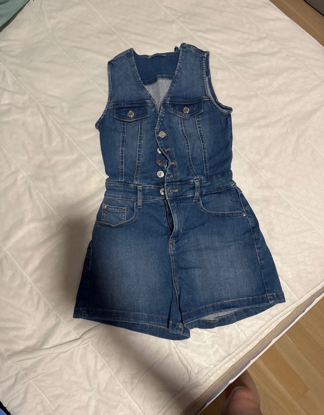 Guess Tute: Jeans Jumpsuit von Guess – Nuovo (secondo la descrizione) da Laufen venduto da AnnaBlunschi 1