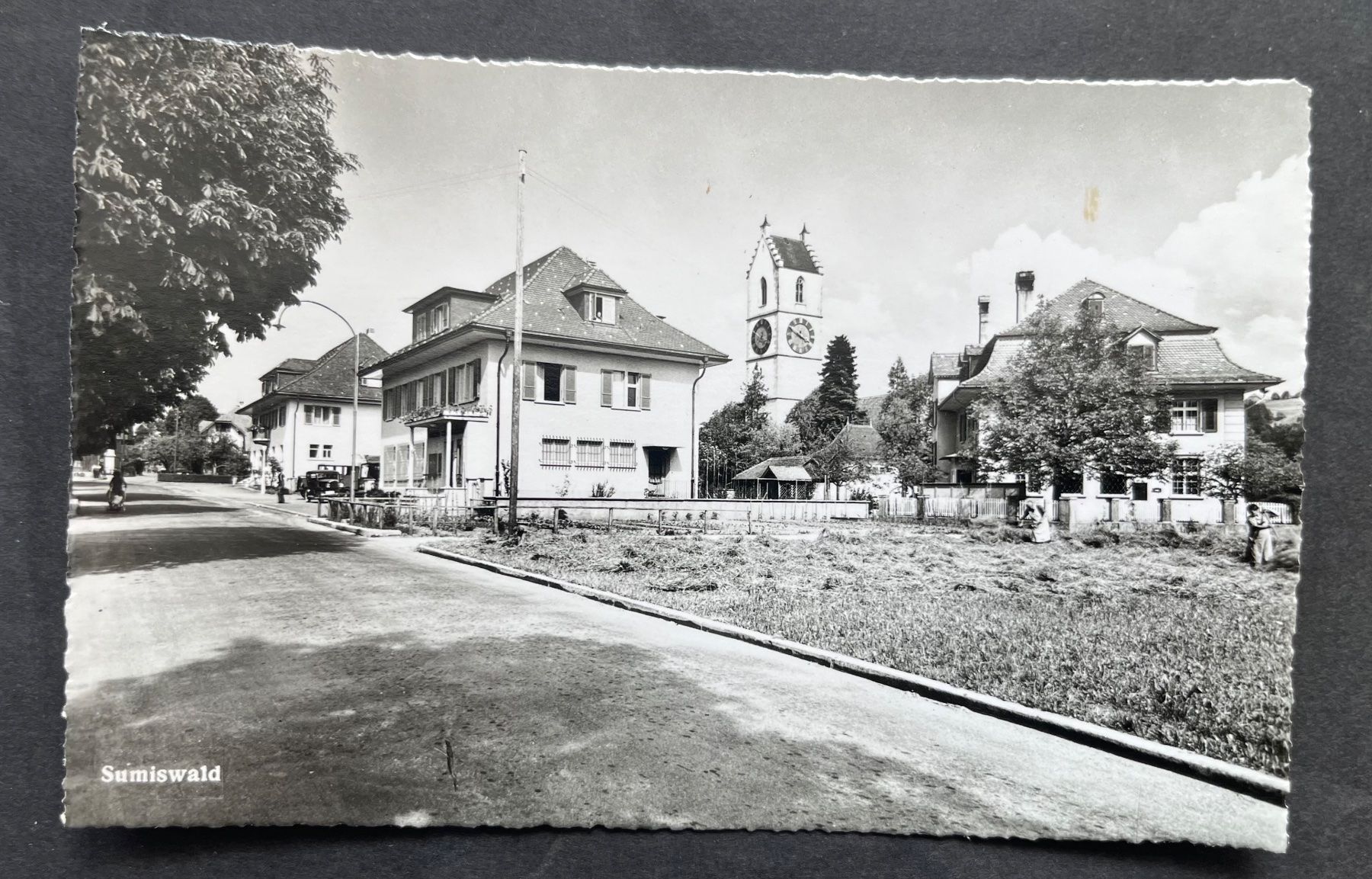 Cartes postales: Sumiswald, Strasse Ort, Kirche/ Oldtimer Auto, ca. 1950 – D'occasion à Ostermundigen par DaxKarten-75