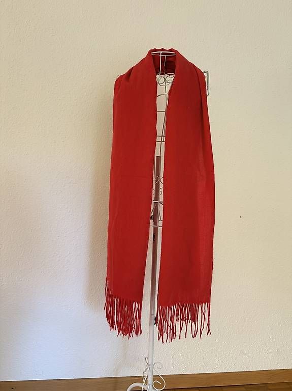 Foulard & Sciarpe: Leuchtend roter XL-Schal mit Fransen – Usato da Kriens venduto da dajaxoxo 1