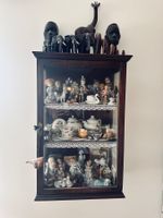 Sammlungs-Vitrinen-Schrank mit diversen Figuren und Deko