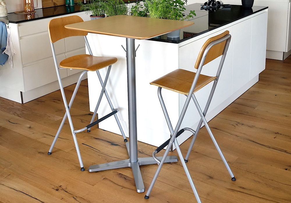 Bartisch Ikea Billsta + dazupassende Barhocker | Kaufen auf Ricardo