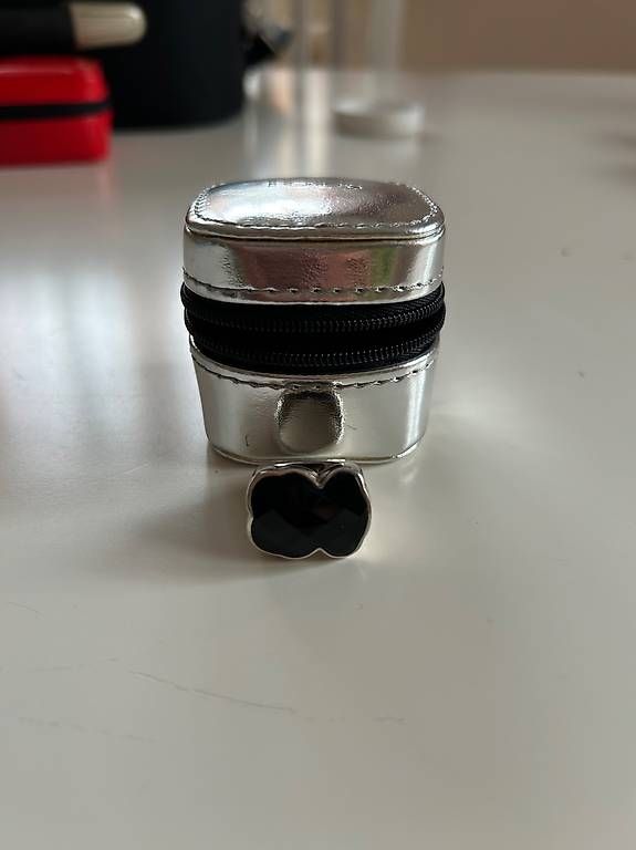 Ringe: Schwarzer Ring mit Etui, silberfarben, Grösse 54 Top! – Gebraucht aus Oftringen von Solima