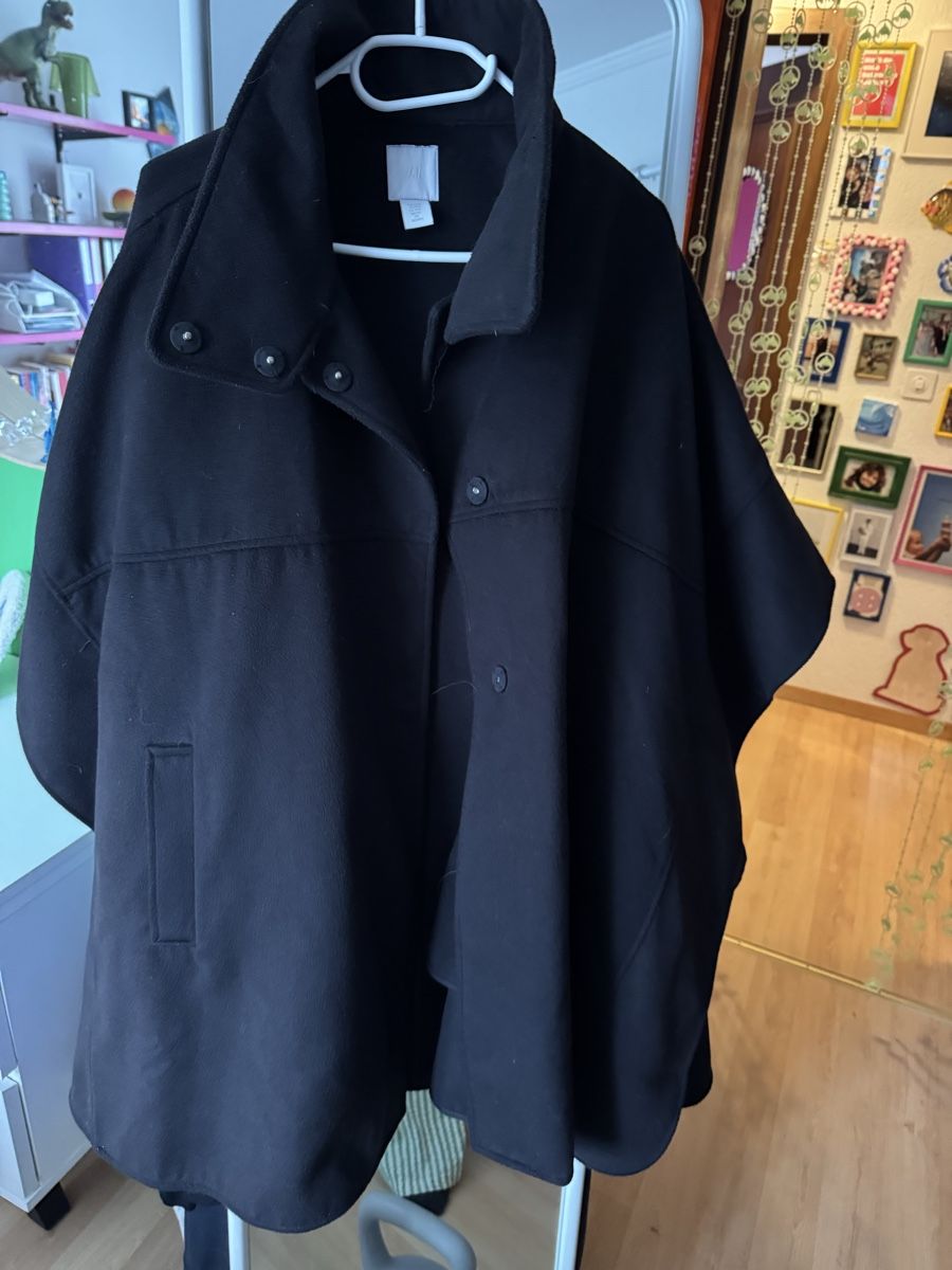 H&M Altro in  Abbigliamento & Accessori: Cape schwarz H&M – Usato da Buochs venduto da nik_r7gm 1