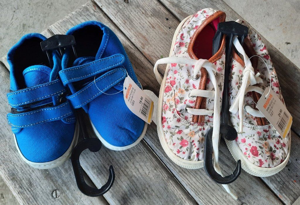 Schuhe für Jungen: 2Paar Neue Kinderschuhe, Grösse 20 + 27, – Gebraucht aus Walterswil SO von Fundort