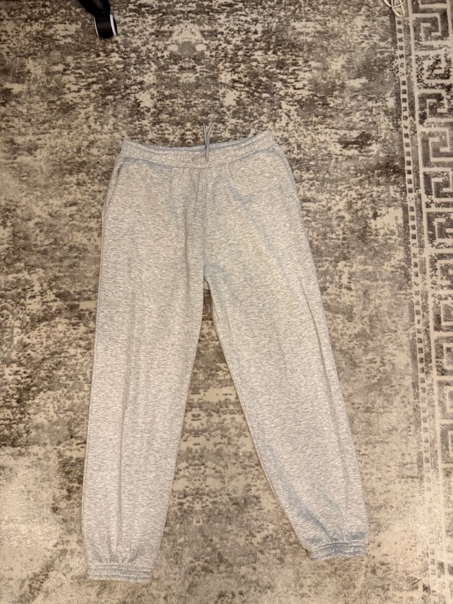 Weekday Pantalons: Weekday Jogginghose grau – D'occasion à Näfels par sellmemoric