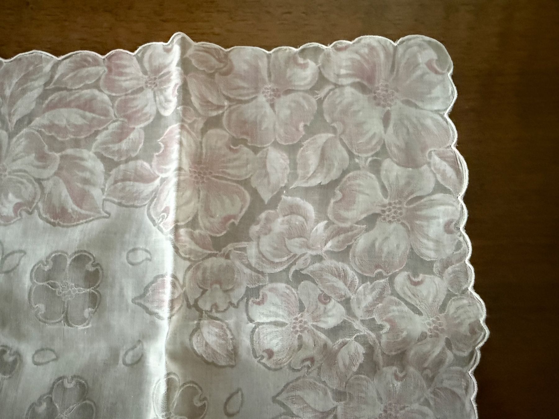 Altro in  Abbigliamento & Accessori: Taschentuch weiss rosa Blumenmuster – Usato da Erstfeld venduto da Mario_boe0 1