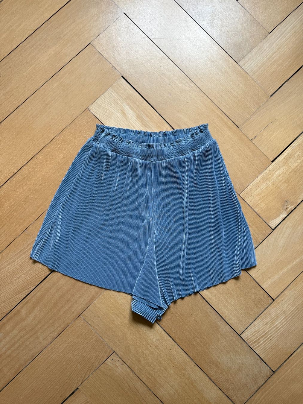 Zara Pantaloni: ZARA - Plisseeshorts pastellblau S – Usato da Zürich venduto da Diazaio