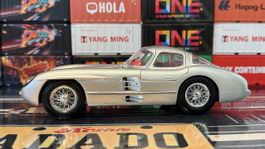 Mercedes-Benz 300 SLR Coupé Modellauto silber Massstab 1:18