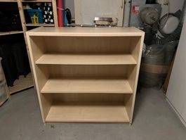 Helles Holzregal mit 4 Tablaren