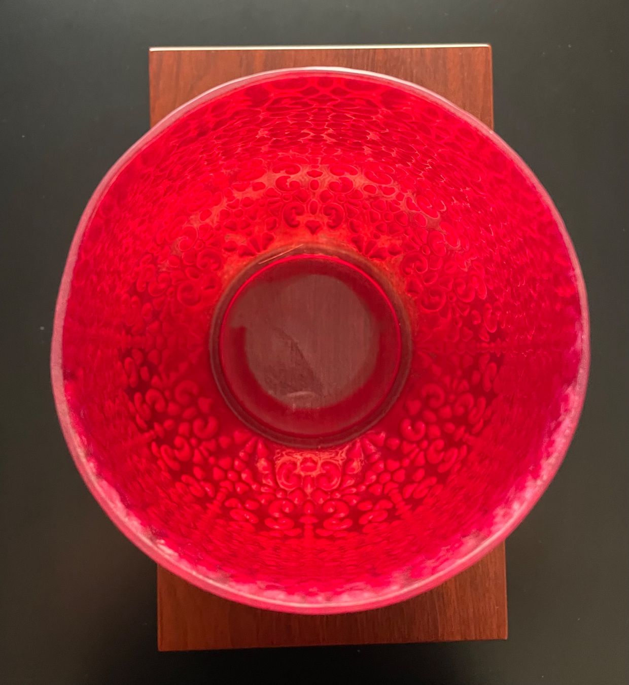 Vasi & Recipienti: Schöne grosse Vase aus rotem Glas, mit eingeprägtem Muster – Nuovo (secondo la descrizione) da Zürich venduto da Popcorn-Vintage 1