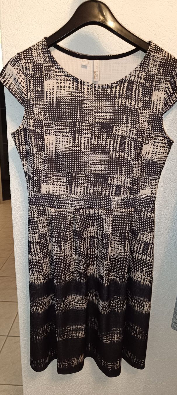 Kleider: Kleid Damen, schwarz weiss gemustert – Gebraucht aus Mellingen von Kar_rm6h