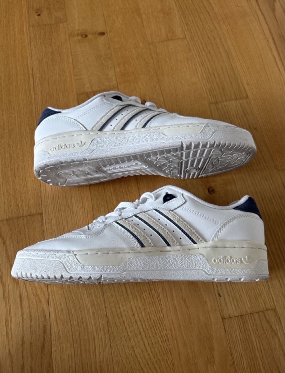 Adidas Scarpe da uomo: Adidas Rivalry Low Baskets, taille 43,5 excellent état – Nuovo (secondo la descrizione) da Payerne venduto da mike_lth