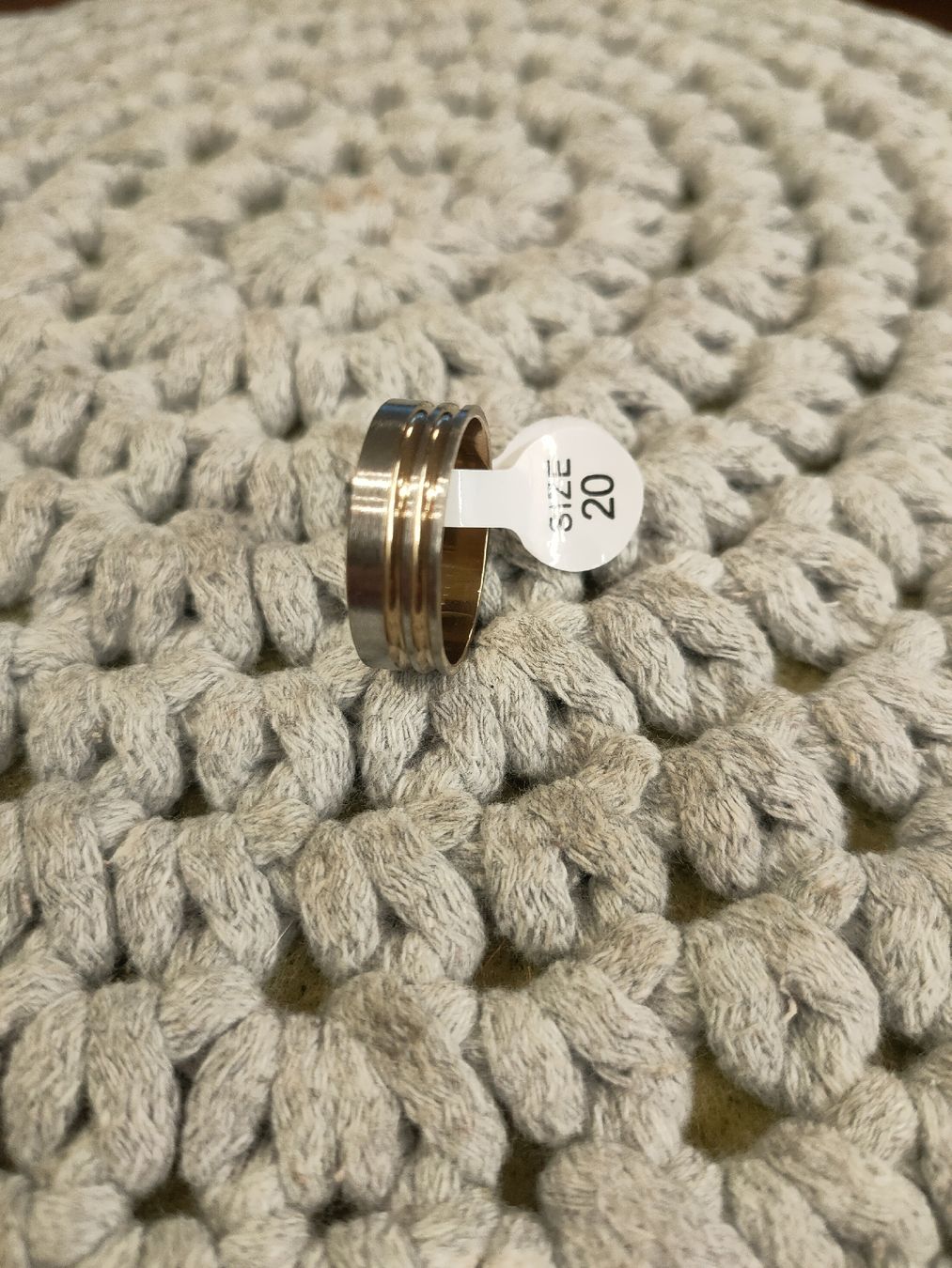 Anelli: Goldfarbener Ring, Edelstahl, Grösse 20 - Neu – Nuovo e nell'imballaggio originale da St. Erhard venduto da Lauko123