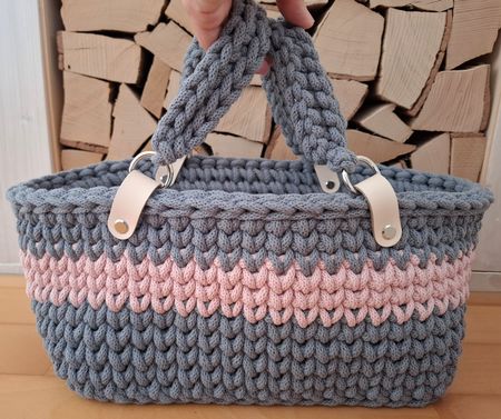 Liebevoll handgefertigte Korb-Tasche mit Holzboden