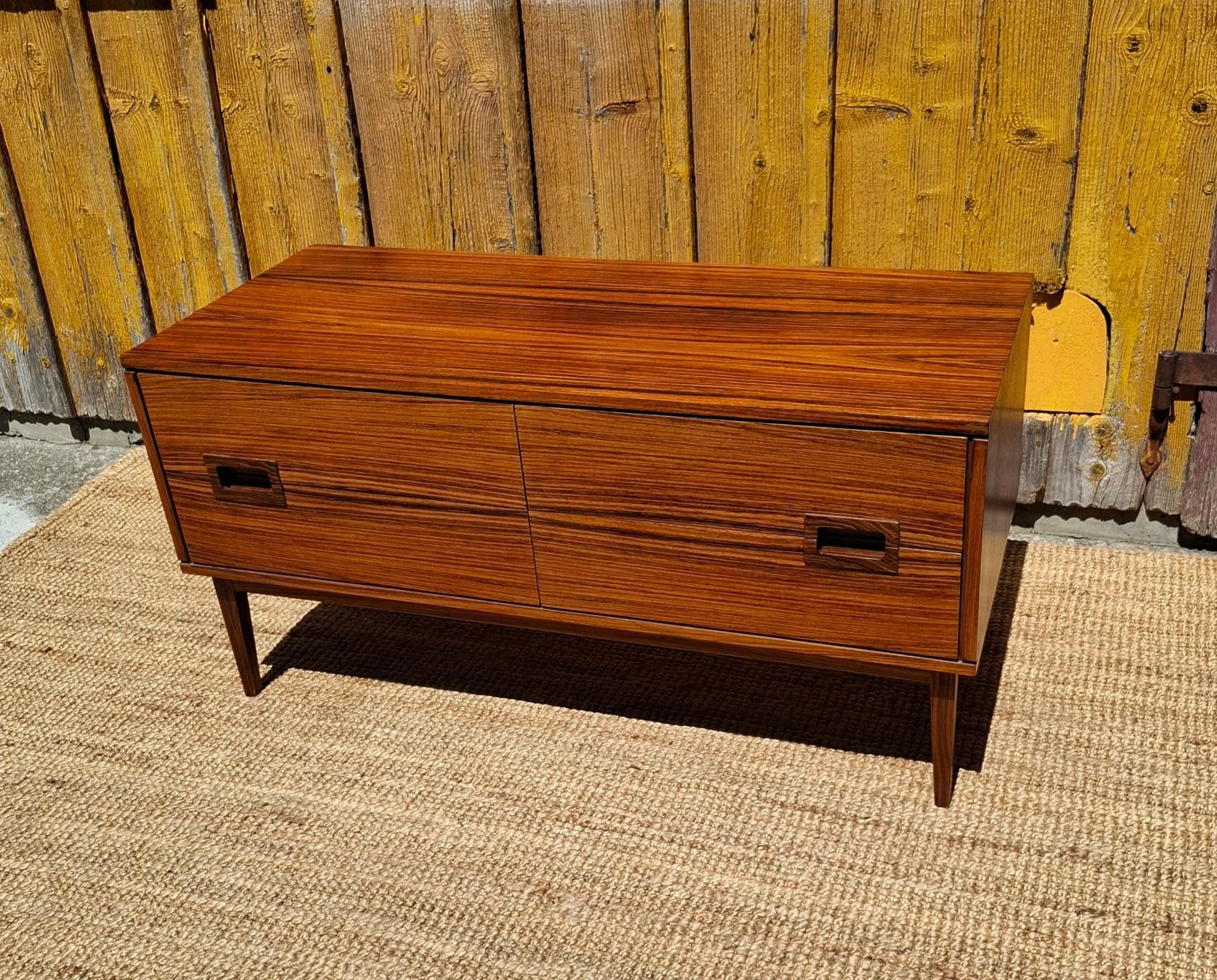 Cassettiere: Mid Century  Minimalist Sideboard Palisander style – Usato da Haslen AI venduto da Vintagelix 1