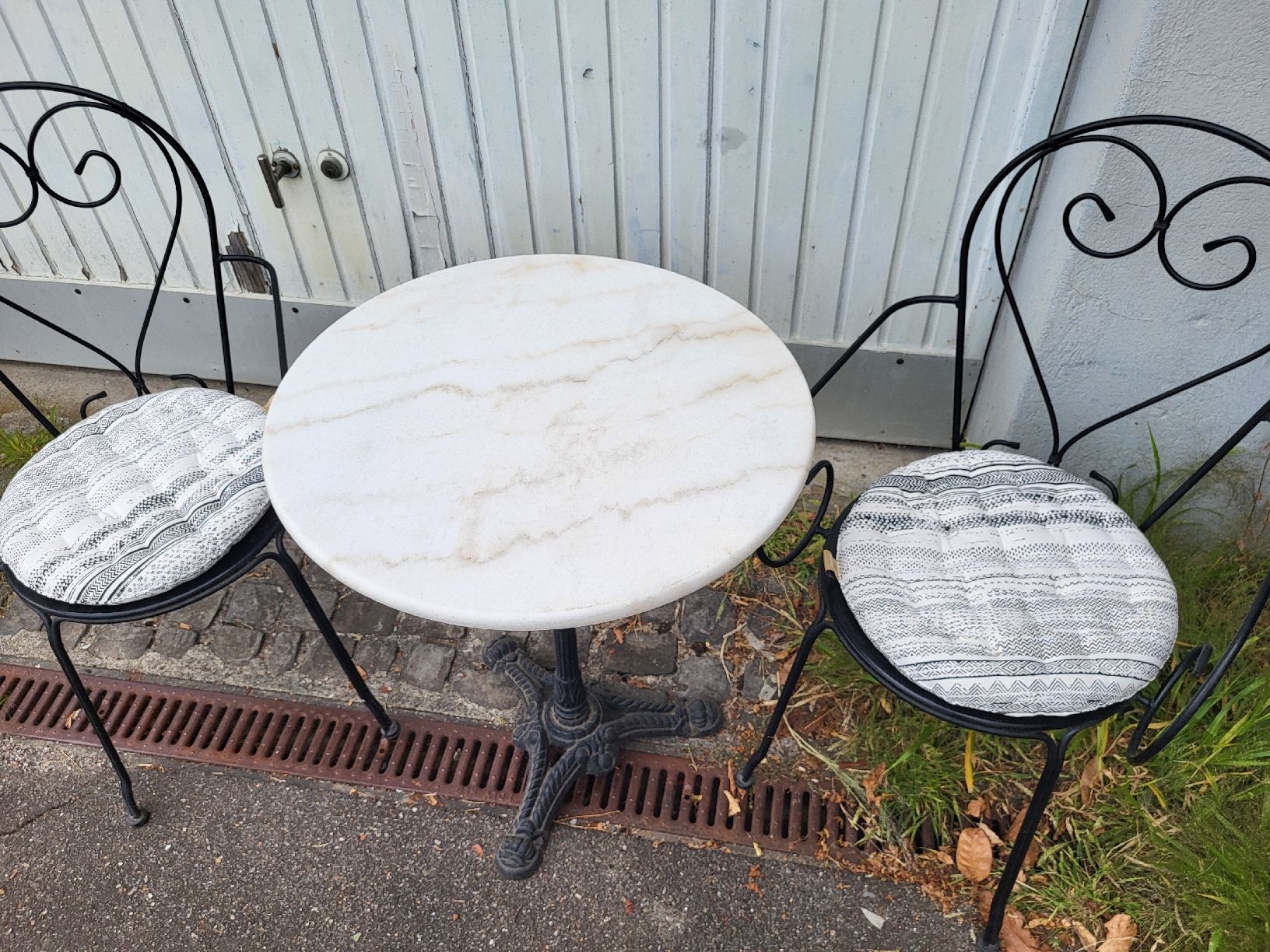 Set di tavolo e panche: Runder Bistrotisch Marmorplatte mit Stühlen – Usato da Dietlikon venduto da Yul_yy9w