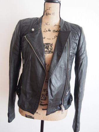 sportliche Lederjacke mit speziellen Details